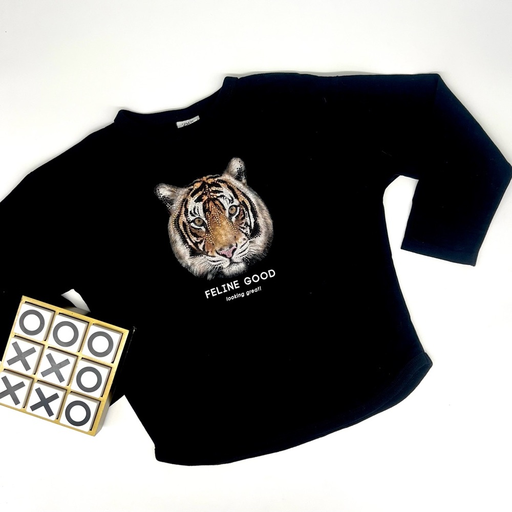 Round neck black sweatshirt tiger with long sleeves.